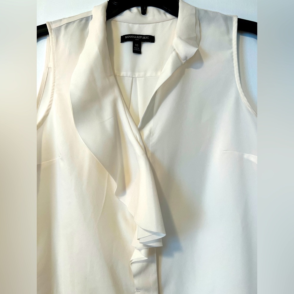 Banana Republic elegant lightweight sleeveless blouse, size XS